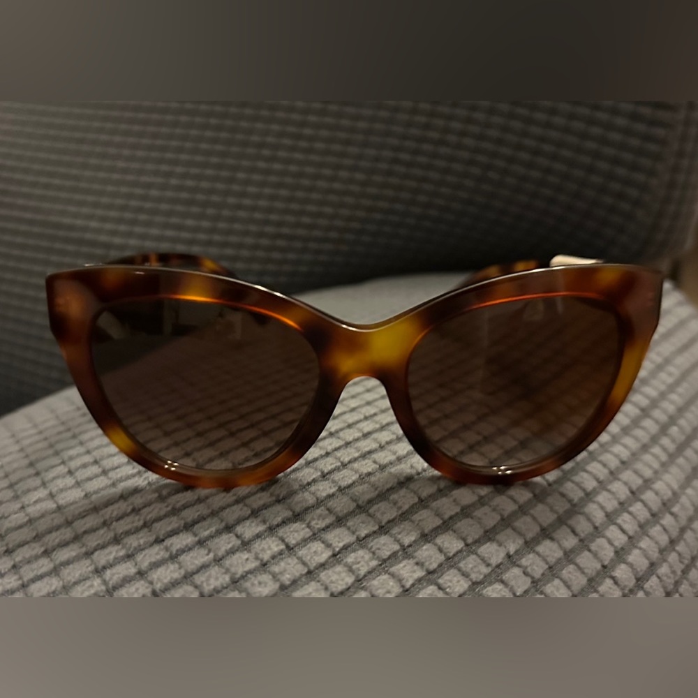 Brand New VALENTINO Classic Round Kitten